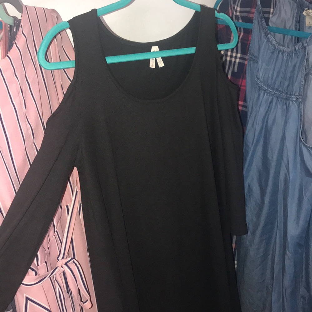 Black shoulder cut out dress